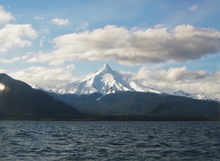 Vulcão Pontiagudo avistado no Cruce Andino durante navegação pelo lago Todos Los Santos